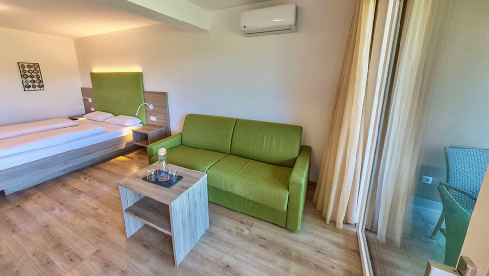 Doppelzimmer-Komfort-3-gruen-sofa